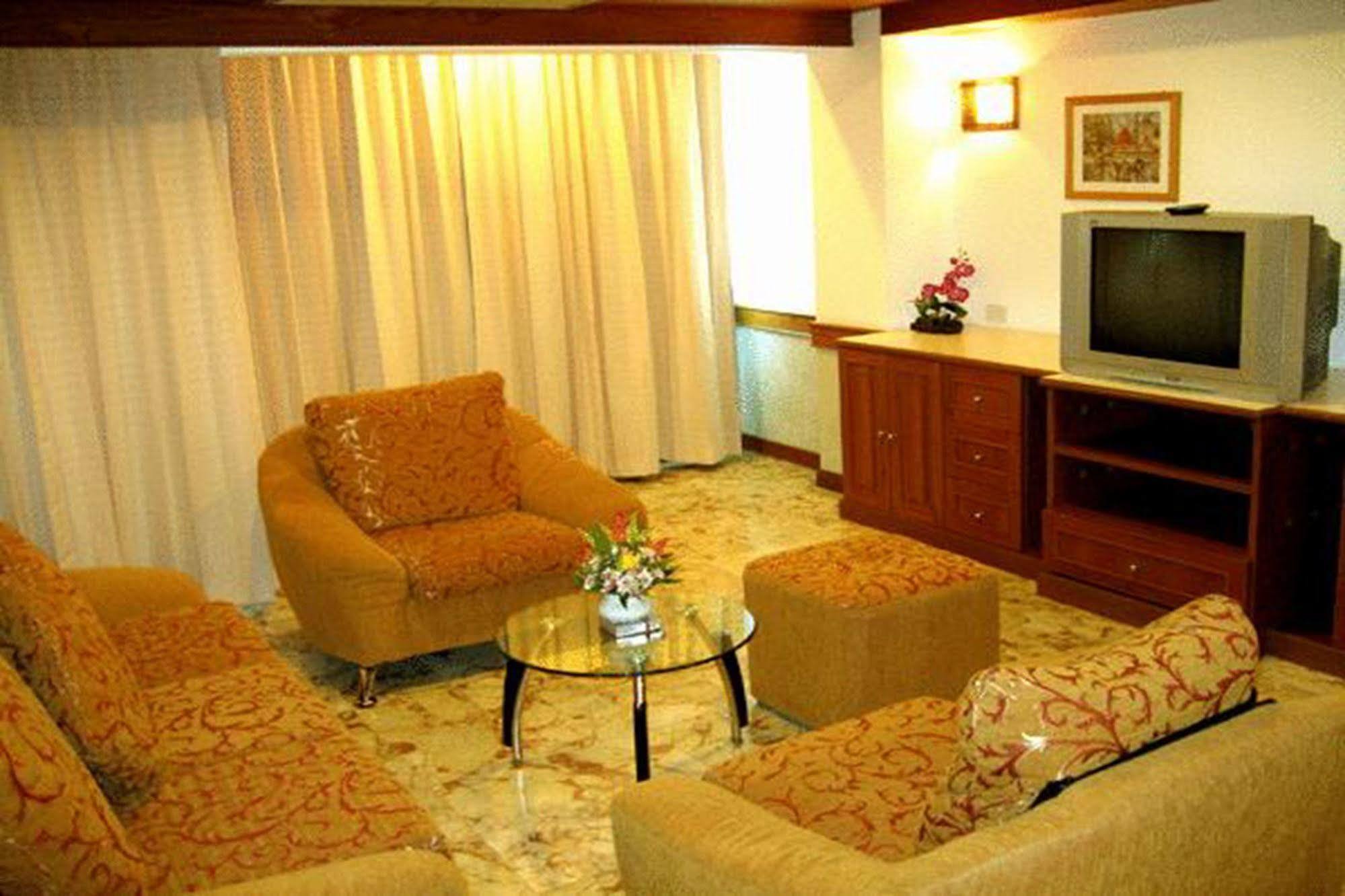 Raya Grand Hotel Nakhonratchasima Eksteriør bilde